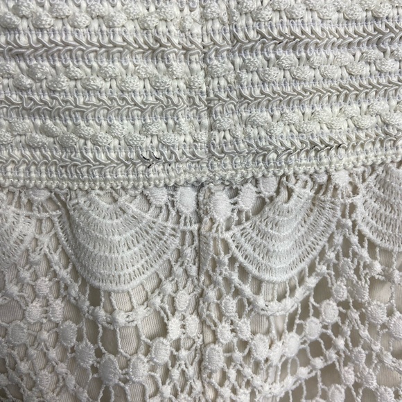 a.n.a Crochet Lace Scalloped White Elastic Shorts, Size M - Picture 5 of 8